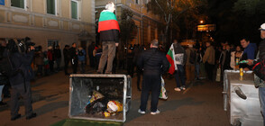 93-а вечер на недоволство: Протестиращи блокираха БНТ и хвърляха яйца по сградата (ВИДЕО+СНИМКИ)