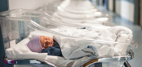 Акушер трогна интернет с уникално послание и снимка с новородено (СНИМКИ)