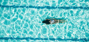 Плувкиня показа ефектното си тяло в бял бански (СНИМКА)