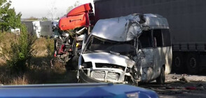 Камион и бус се удариха на пътя Монтана-Видин, има жертви и пострадали