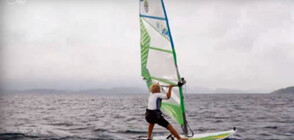 82-годишна гъркиня е най-възрастната сърфистка в света (ВИДЕО)