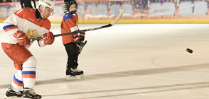 Путин игра хокей с дете на Червения площад (СНИМКИ)