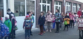 ОТ "МОЯТА НОВИНА": Деца чакат на опашка за измерване на температура в училище