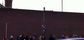Графит на Банкси се появи върху стена на затвор в Англия (ВИДЕО+СНИМКИ)