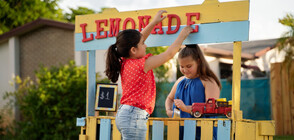 Момиченце продава лимонада, за да събере пари за мозъчната си операция