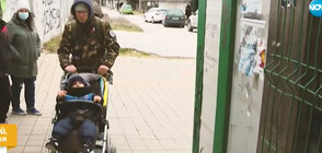 "ПЪЛЕН АБСУРД": Дядо носи внучето си в раница заради неработещ асансьор