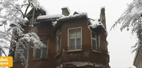 Покрив на стара сграда падна на оживена улица във Враца