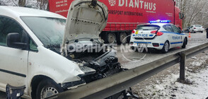Две коли се удариха челно на пътя Русе - Велико Търново, има пострадали (СНИМКИ)