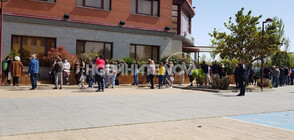 Опашка от желаещи да гласуват в предградие на Мадрид