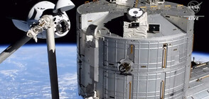 Пилотираният кораб "Дракон" на SpaceX се скачи с МКС (ВИДЕО+СНИМКИ)