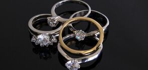 Мъж предложи брак на приятелката си с пет годежни пръстена (СНИМКИ)