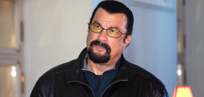 Стивън Сегал подари самурайски меч на президента на Венецуела