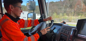 Кметицата на Гьотеборг стана шофьор на боклукчийски камион (СНИМКИ)