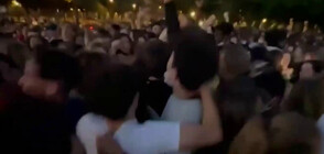 Полицията в Париж разпръсна нелегално парти (ВИДЕО)