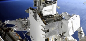 РАБОТА В КОСМОСА: Двама астронавти инсталират соларни панели на МКС