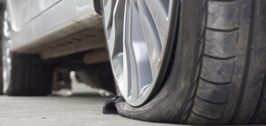 Вандали надупчиха гумите на депутат от ИТН