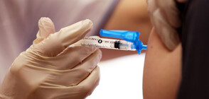 Гърция започва да поставя трета игла от ваксината срещу COVID-19