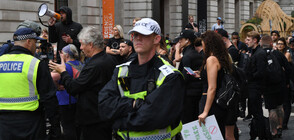 Сблъсъци в Лондон между полиция и антиваксъри (СНИМКИ)