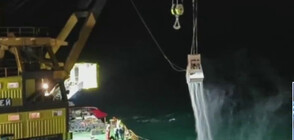 ПРИ РАЗТОВАРВАНЕТО: Торове от заседналия кораб падат в морето (ВИДЕО)
