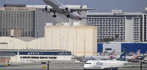 Уволняват неваксинирани служители на United Airlines