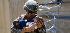Издирват бебе, предадено на американски войник при хаоса на летището в Кабул (ВИДЕО+СНИМКИ)