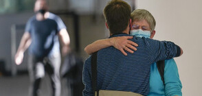 ЕМОЦИОНАЛНО: Семейства се събират за пръв път от 20 месеца на летищата в САЩ