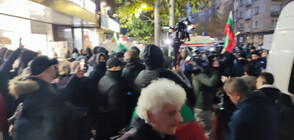 Протестиращи хвърляха ябълки по турското посолство (ВИДЕО+СНИМКИ)