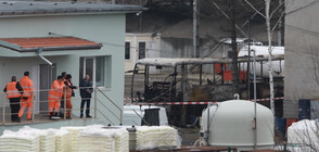 Изгорелият автобус в двора на бивше военно поделение (СНИМКИ)