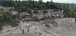 Расте броят на жертвите след изригването на вулкана в Индонезия