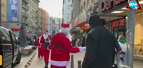 КОЛЕДЕН ДУХ: Мъже раздават подаръци по улиците на София (ВИДЕО)