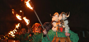 „СУРВА" 2022: Запалиха ритуалните огньове в Пернишко (ВИДЕО+СНИМКИ)