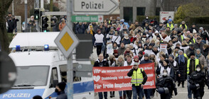 Демонстрации "против" и "за" COVID мерките за неваксинирани се проведоха в Германия (ВИДЕО+СНИМКИ)