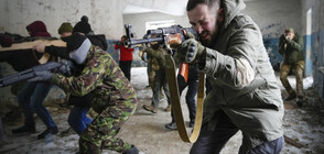 Украинци ходят на курсове по оцеляване и боравене с оръжие