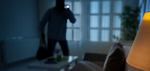 Четирима задържани след видеото с мъж, тършуващ в къща, докато собственикът й спи (ВИДЕО)
