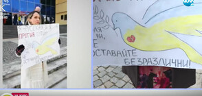Личен протест: Жена изрази неодобрението си срещу войната в Украйна с плакат за мир