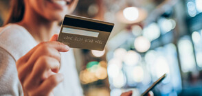 ЖИВОТ НА КРЕДИТ: Защо все повече плащаме с кредитни карти ежедневните си разходи