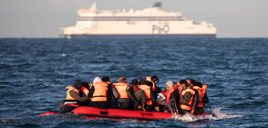 Спасиха десетки нелегални мигранти в лодка край курорта Айваджък