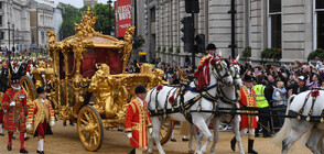 Холограма на Елизабет II се разходи в златна каляска из Лондон