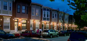 Мъж слага улично осветление за своя сметка (ВИДЕО)