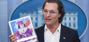 Матю Макконъхи показа в Белия дом обувките на едно от убитите в Тексас деца (ВИДЕО+СНИМКИ)