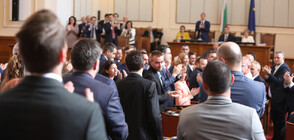 Аплодисменти за Никола Минчев в НС преди дебата за отстраняването му