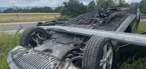 Кола се обърна по таван след удар с друг автомобил на пътя София-Бургас (СНИМКИ)