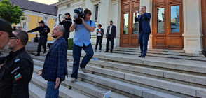 Протестиращи замеряха с предмети Тошко Йорданов пред парламента (ВИДЕО)