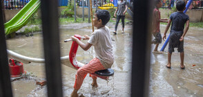 Милиони в капан, десетки загинали заради наводнения в Индия и Бангладеш (СНИМКИ)