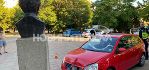 Жена катастрофира в Казанлък, объркала педалите на колата (СНИМКИ)