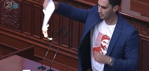 Депутат в парламента в Скопие изгори лист с френското предложение (ВИДЕО)