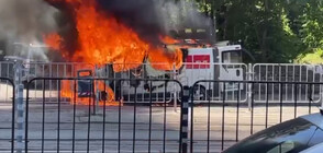 Кола се запали в движение на централен булевард в София (ВИДЕО)