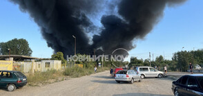 Пожар в депо за строителни отпадъци в Бургас (ВИДЕО+СНИМКИ)