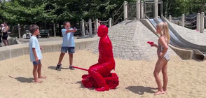 Поставиха червена статуя на Путин на детска площадка в Ню Йорк (ВИДЕО)