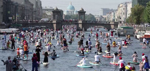 ЛЕТЕН ФЕСТИВАЛ: Хиляди караха падъл борд в центъра на Санкт Петербург (ВИДЕО)